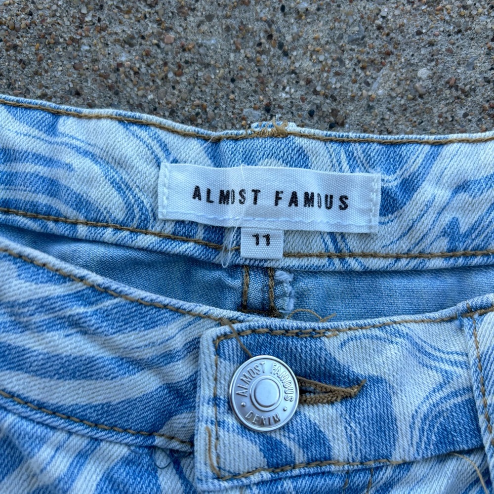 Almost Famous Blue Swirl Jean Shorts - Picture 3 of 4